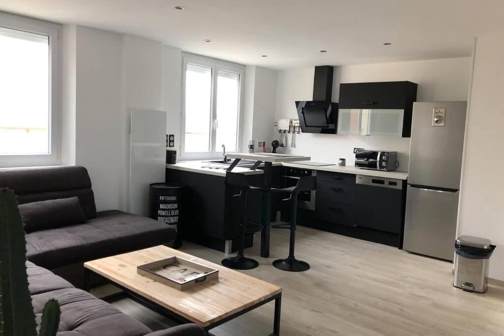 Appartement De Adrien Garage Prive Charleville-Mézières Esterno foto